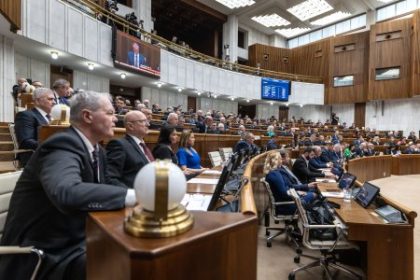 Parlament bude rokovat o desiatkach koalicnych navrhov za miliony Kamenicky sa pyta na ich financovanie