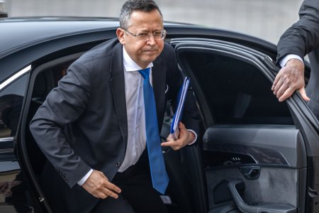 Vlada potvrdila ze pred volbami nebude prilis setrit Deficit neklesne pod styri percenta
