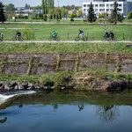 Ako sa jazdi po cyklotrase EuroVelo pri Kosiciach hrbole nepokosena trava a stavebny odpad ktory ohrozuje cyklistov
