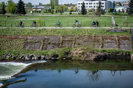 Ako sa jazdi po cyklotrase EuroVelo pri Kosiciach hrbole nepokosena trava a stavebny odpad ktory ohrozuje cyklistov