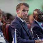 Macron konci uz o rok a mlci o svojej buducnosti Francuzsko zije novou teoriou preco dostal od svojej zeny facku
