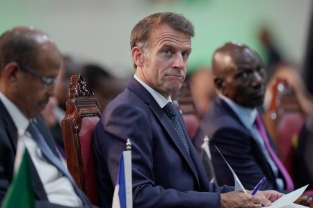 Macron konci uz o rok a mlci o svojej buducnosti Francuzsko zije novou teoriou preco dostal od svojej zeny facku