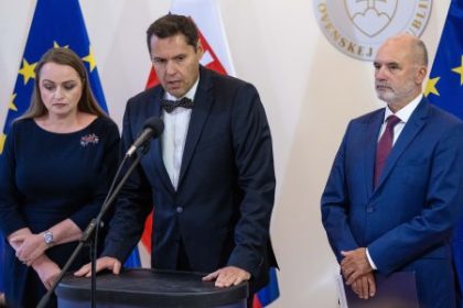 Odborari aj zamestnavatelia ziadaju tripartitu k opatreniam Sakovej Vlada ich opat vynechala