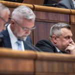 SNS zvazuje moznost odlozenia zrusenia hlasovania postou zo zahranicia nevie sa dohodnut s Huliakom