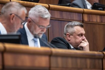 SNS zvazuje moznost odlozenia zrusenia hlasovania postou zo zahranicia nevie sa dohodnut s Huliakom