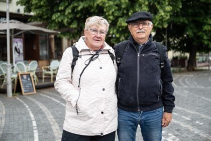 Trnava sa im paci o politike hovorit nechcu a Adela rozprava rychlo Reportaz z vyletu s ceskymi seniorami