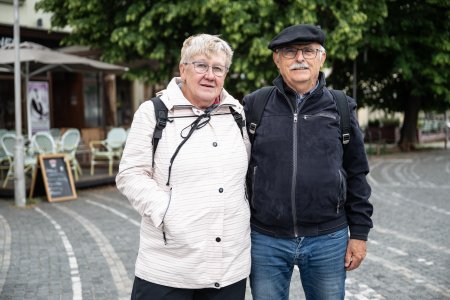 Trnava sa im paci o politike hovorit nechcu a Adela rozprava rychlo Reportaz z vyletu s ceskymi seniorami
