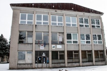 V Liptovskom Mikulasi sa romske deti sustreduju na jednej skole Mesto o rieseniach nehovori riaditel popiera ze skola je segregovana