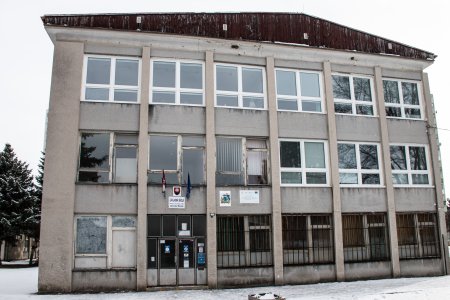 V Liptovskom Mikulasi sa romske deti sustreduju na jednej skole Mesto o rieseniach nehovori riaditel popiera ze skola je segregovana