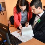 Vysvetlujeme co musia absolventi urobit hned po skole ake odvody platia a kedy prichadzaju o vyhody
