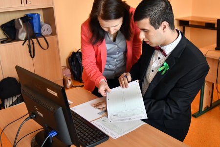 Vysvetlujeme co musia absolventi urobit hned po skole ake odvody platia a kedy prichadzaju o vyhody