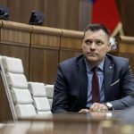 po pade tarabu bude mat koalicia istych 77 poslancov veria v sns k nim chcu vstupit kuffovci