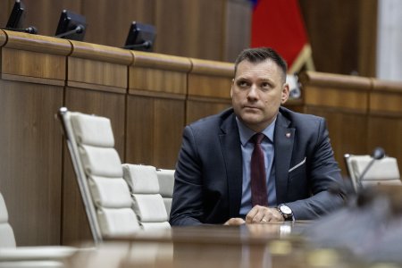po pade tarabu bude mat koalicia istych 77 poslancov veria v sns k nim chcu vstupit kuffovci