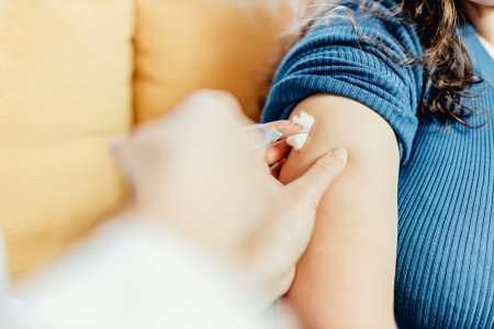 Matka odmieta povinne ockovanie deti otec to riesi sudnou cestou pripad rozvedenych rodicov s roznymi nazormi na vakciny