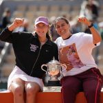 Na Roland Garros znela rustina vlajku museli schovat Zenske finale spojilo dva odlisne pribehy