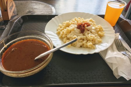 Obednu prestavku chceli menit statne spolocnosti a ziadali o jej rozdelenie nie skratenie Firmy reaguju na Ficovu kritiku