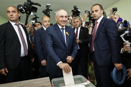 Pasinian vyhral armenske volby a ovladne parlament proruska opozicia sa vsak posilnila
