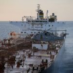 Putinovu tienovu flotilu strazili zoldnieri a spioni Rusko posilnuje obranu ropnych tankerov
