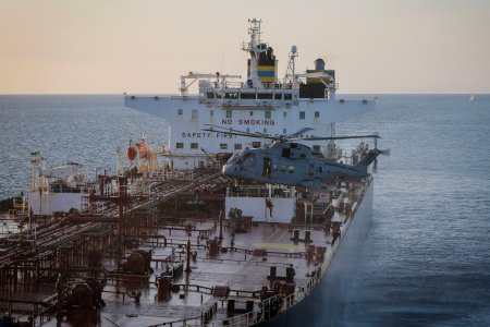 Putinovu tienovu flotilu strazili zoldnieri a spioni Rusko posilnuje obranu ropnych tankerov