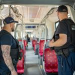 Vallo chvalil hliadky v MHD fotografia ukazala policajta so symbolom oblubeny medzi extremistami