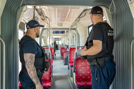Vallo chvalil hliadky v MHD fotografia ukazala policajta so symbolom oblubeny medzi