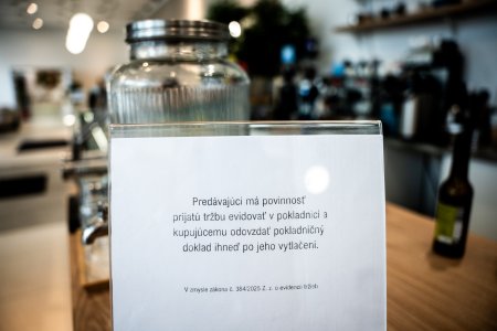 Vlada schvalila nizsiu dan z elektriny pre firmy a zrusenie oznamu o blocich do parlamentu to pojde koncom leta