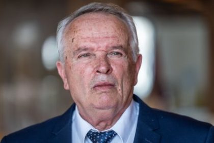 Vyskoc te oknom poradil na vypocut Radacovsk ktoreho vlada posiela za velvyslanca na Cypre