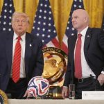 25 den MS Trump opat zasahuje do turnaja Zdvihol telefon a poziadal sefa FIFA aby zrusil trest pre americkeho hraca