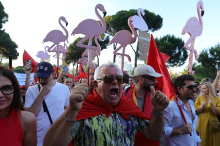 Albanska revolucia plameniakov sa z protestu proti projektu Trumpovho zatia zmenila na najvacsie demonstaracie proti vlade