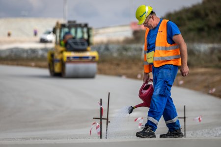Dalsia problematicka dialnica Tri kilometre R1 sa maju stavat viac nez styri roky