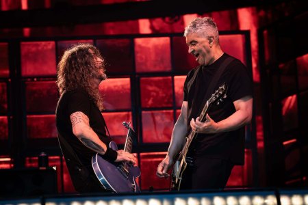 Dave Grohl krici Budeme hrat co najdlhsie a co najhlasnejsie A ja na to Ano prosim