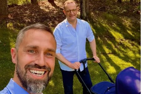 Dieta od nahradnej matky ukoncilo karieru vplyvneho nemeckeho politika Merz musel prestavatt vladu