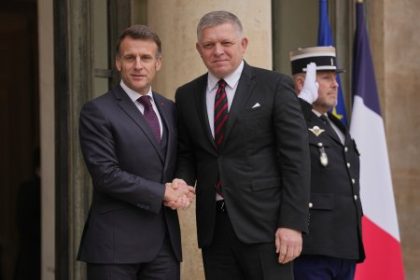 Fico odmieta clenstvo v koalicii ochotnych na nizsej urovni vsak Slovensko spolupracuje