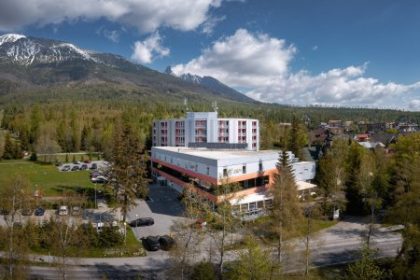 Firma blizka panovi bankrotov Hodorovskemu rozsiri hotel Atrium v Tatrach