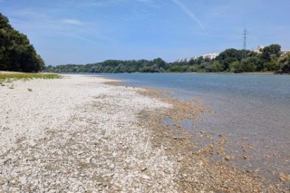 Karloveske rameno prejdete suchou nohou Dunaj odhaluje plaze lode plavaju s obmedzeniami