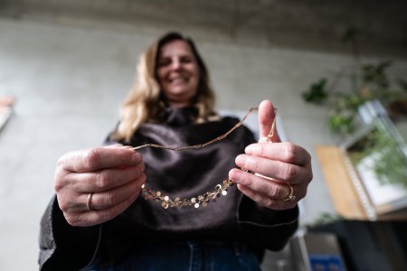 Kradez vas priprav aj o pocit dvery hovor Lucie Po desiatich rokoch vrtila rodine dedistvo ktor jej ukradol sriov podvodnk