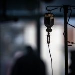 Lekar tvrdil ze pracuje no bol v televiznom studiu Polskom otrias skandal vo varsavskej nemocnici