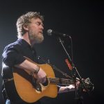 Miloval hudbu bol v nej sokujuco uprimny a otvoreny ako Glen Hansard objavil svoj vlastny hlas