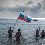 Nefunguju bankomaty a benzin uz dochadza aj na ciernom trhu Ako ukrajinske utoky menia zivot na Kryme