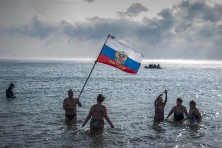 Nefunguju bankomaty a benzin uz dochadza aj na ciernom trhu Ako ukrajinske utoky menia zivot na Kryme