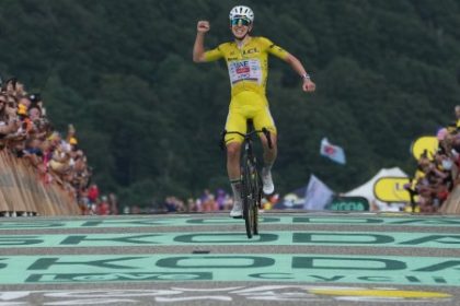 Nezastavil ho rozpad timu ani nocne dopingove kontroly Pogacar vyhral Tour de France po piatykrat