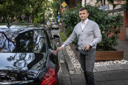 Novinkovy filter Hascak hra Monopoly stat mu pomaha a pacient prehrava