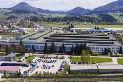 Tradicna kysucka fabrika Omnia so 170 zamestnancami sa ocitla v dlhoch a ziada o sudnu ochranu