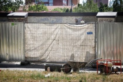 U Kalinaka sa pomylili pri tehlovom mure Obijaju ho za zastenou video
