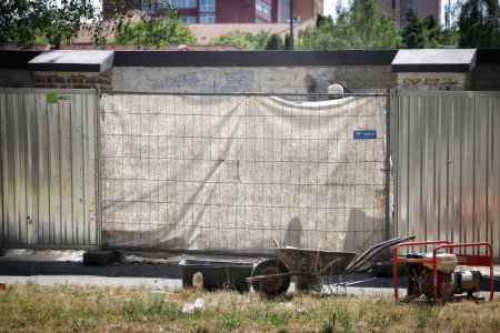 U Kalinaka sa pomylili pri tehlovom mure Obijaju ho za zastenou video