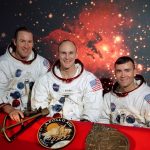 najvacsim problemom bol najprv hrozny hudobny vkus astronauta no coskoro sa nim stal matematicky test v ktorom islo o zivot pribeh posadky apolla 13 ukazka z knihy