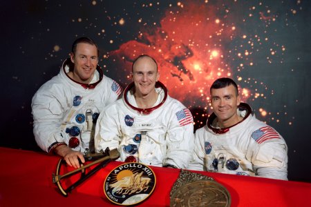 najvacsim problemom bol najprv hrozny hudobny vkus astronauta no coskoro sa nim stal matematicky test v ktorom islo o zivot pribeh posadky apolla 13 ukazka z knihy