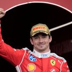 vyhra leclerca a spomienka na nestastne finale z roku 2021 fia sa brani ze islo o softwarevu chybu