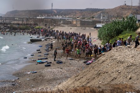 49 tisic migrantov za jeden den Najvacsia migracna vlna za posledne roky preveruje Spanielsko aj Evropu