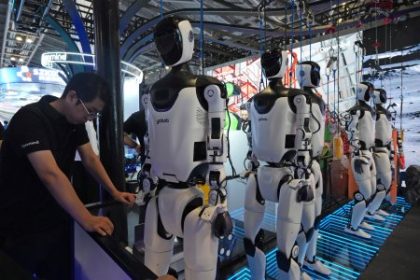 Hala plna vycvicenych cinskych robotov Ako vyzera souboj o to kto privedie AI do fyzickeho sveta